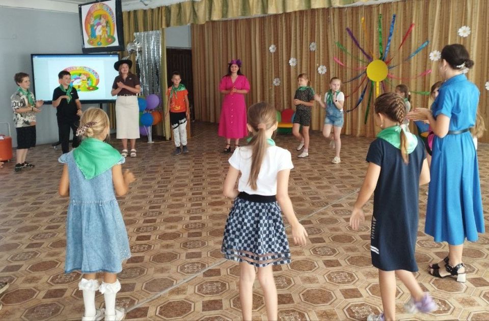 В Краснодонской средней школе №1 открылась тематическая площадка «НЕПОСЕДЫ» В Краснодонской средней школе №1 открылась тематическая площадка «НЕПОСЕДЫ»