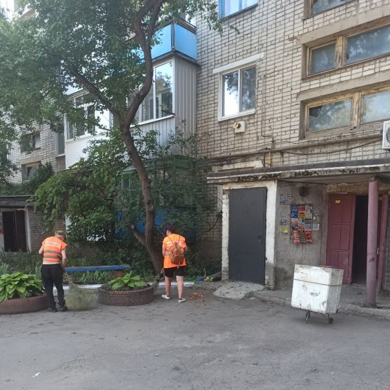 Антрацитовский филиал ЕУК продолжает работу по уборке придомовых территорий Антрацитовский филиал ЕУК продолжает работу по уборке придомовых территорий