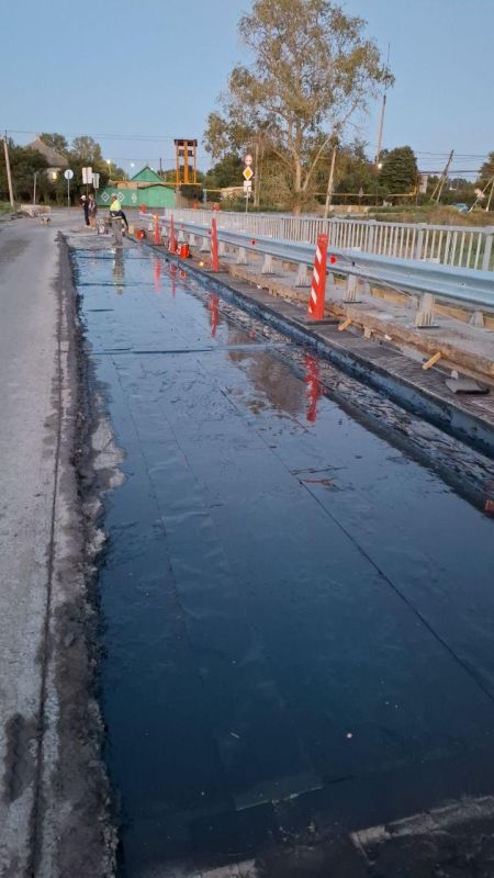 Укладку нижнего слоя асфальта произвели на мосту через Деркул Укладку нижнего слоя асфальта произвели на мосту через Деркул