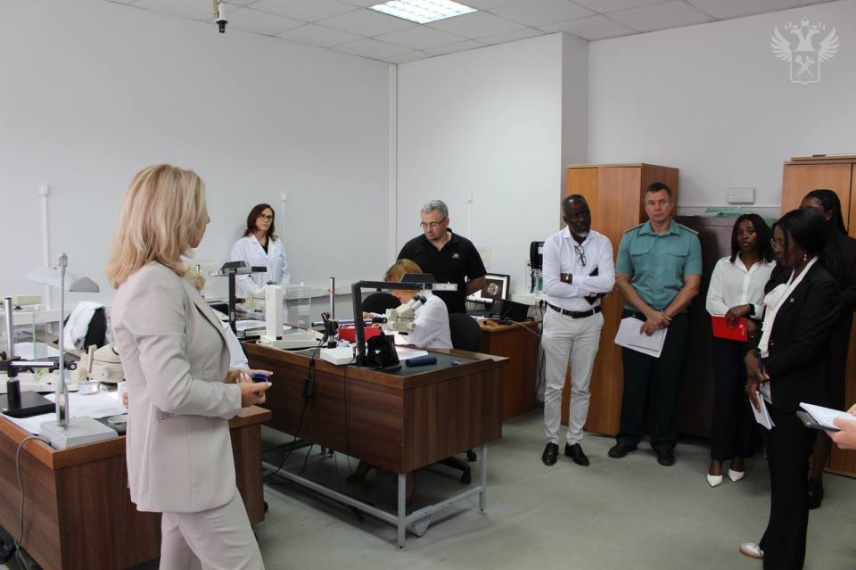 Делегация из Намибии посетила Специализированный таможенный пост ЦАТ Делегация из Намибии посетила Специализированный таможенный пост ЦАТ