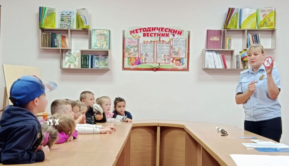 В гостях у воспитанников дошкольного учреждения «Изумляндия» побывал инспектор ОГИБДД ОМВД России «Антрацитовский» Марианна Тимошенко В гостях у воспитанников дошкольного учреждения «Изумляндия» побывал инспектор ОГИБДД ОМВД России «Антрацитовский» Марианна Тимошенко