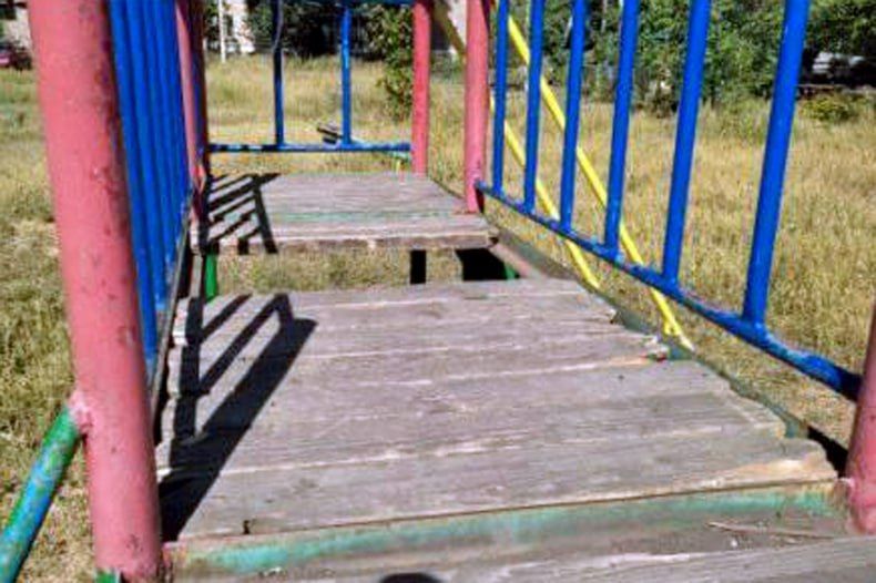Тувинцы приступила к ремонту детской площадки в Червонопартизанске Тувинцы приступила к ремонту детской площадки в Червонопартизанске