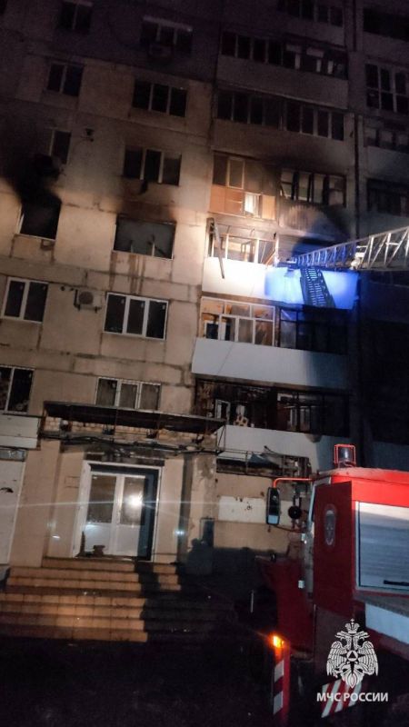 В ЛНР специалисты МЧС России спасли 25 жильцов при пожаре В ЛНР специалисты МЧС России спасли 25 жильцов при пожаре