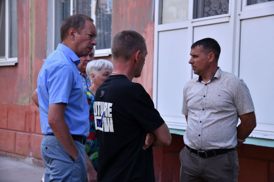 В Свердловском округе ЛНР близится к завершению ремонт кровли в доме №4 квартала 60 лет СССР В Свердловском округе ЛНР близится к завершению ремонт кровли в доме №4 квартала 60 лет СССР