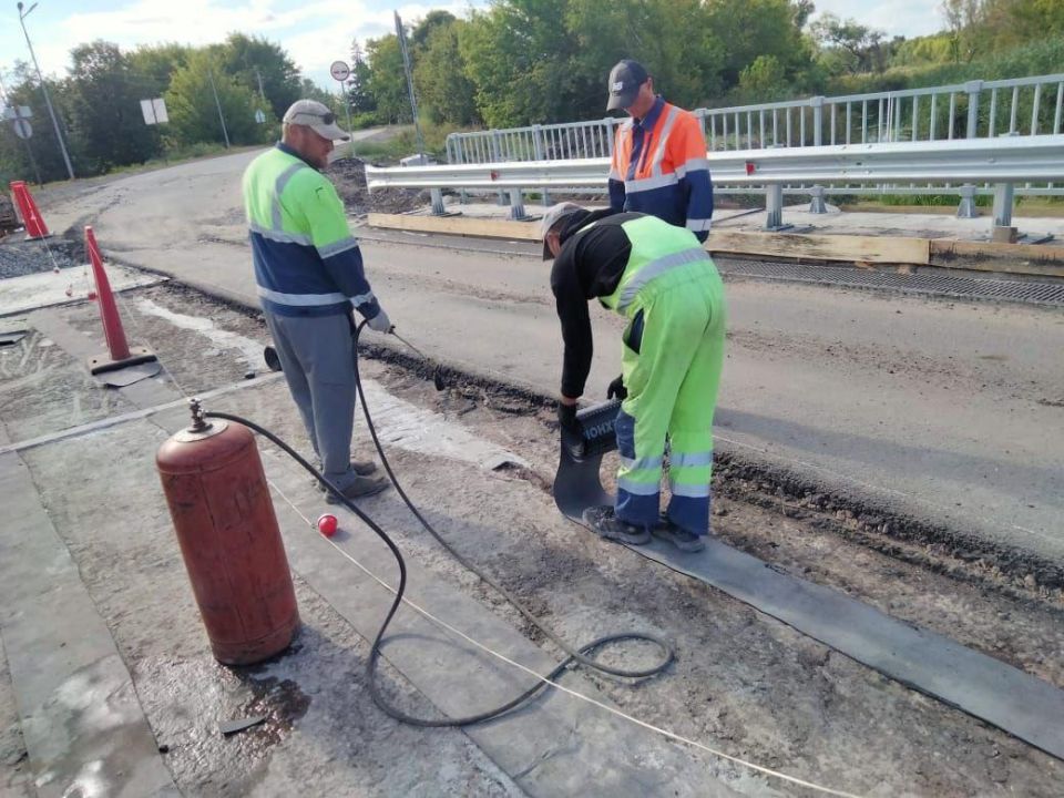 Укладку нижнего слоя асфальта произвели на мосту через Деркул Укладку нижнего слоя асфальта произвели на мосту через Деркул