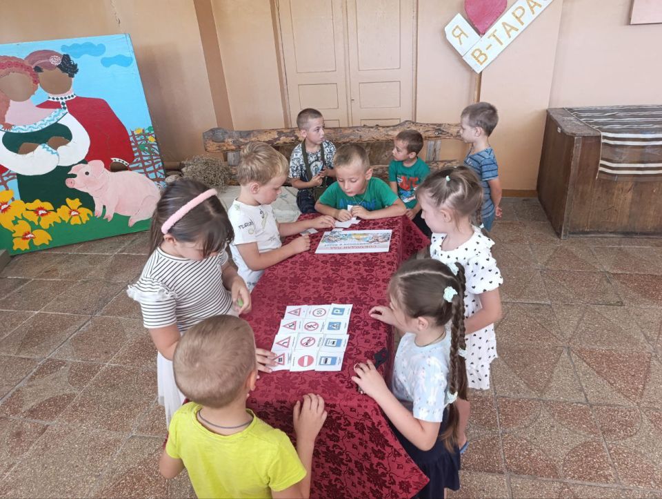 В Веселотарасовском доме культуры провели квест-игру к Международному дню правил дорожного движения В Веселотарасовском доме культуры провели квест-игру к Международному дню правил дорожного движения