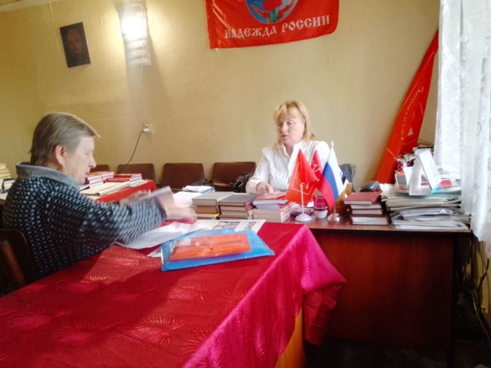 Депутат Совета городского округа города Брянка от партии «КПРФ» Валентина Бузанова провела приём граждан Депутат Совета городского округа города Брянка от партии «КПРФ» Валентина Бузанова провела приём граждан