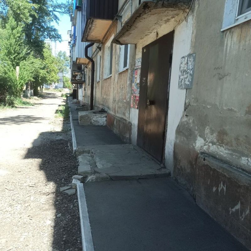 Антрацитовский филиал ЕУК продолжает работу по уборке придомовых территорий Антрацитовский филиал ЕУК продолжает работу по уборке придомовых территорий