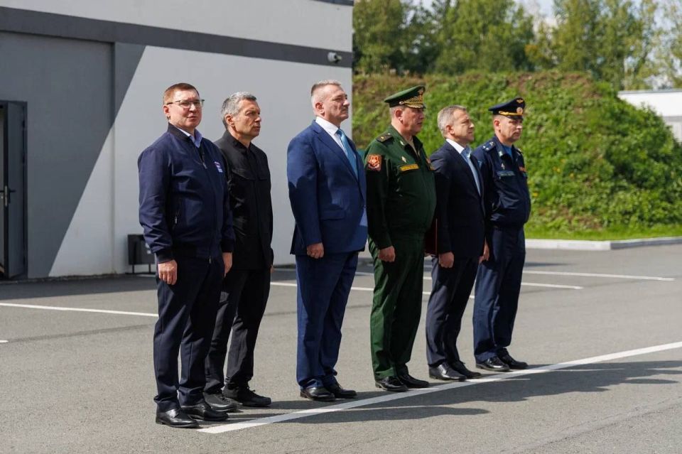 Владимир Якушев вместе с фондом «Ветераны СВО и КТО» передали из Екатеринбурга автомобили УАЗ военнослужащим Центрального военного округа Владимир Якушев вместе с фондом «Ветераны СВО и КТО» передали из Екатеринбурга автомобили УАЗ военнослужащим Центрального военного округа