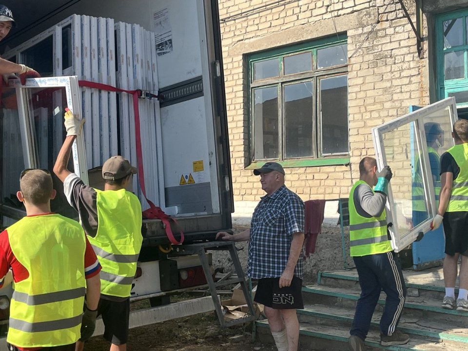Специалисты из Республики Башкортостан приступили к работам по замене оконных блоков в Софиевской школе № 27 Специалисты из Республики Башкортостан приступили к работам по замене оконных блоков в Софиевской школе № 27