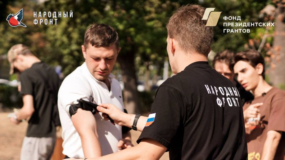 Молодежка Народного Фронта не забывает своих героев! В Луганске прошла акция памяти Николая Ковалёва ("Чапай") и Давида Соколова ("Тюр") Молодежка Народного Фронта не забывает своих героев! В Луганске прошла акция памяти Николая Ковалёва ("Чапай") и Давида Соколова ("Тюр")