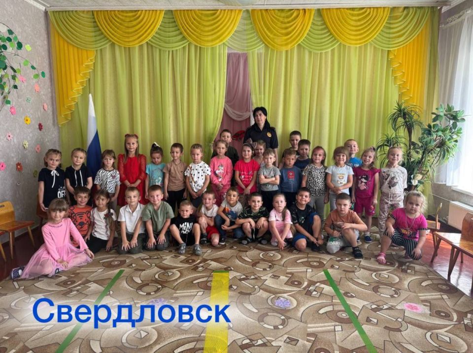 Сотрудники ОГИБДД ОМВД России «Свердловский» и "Антрацитовский" посетили воспитанников детских садов на территории обслуживания