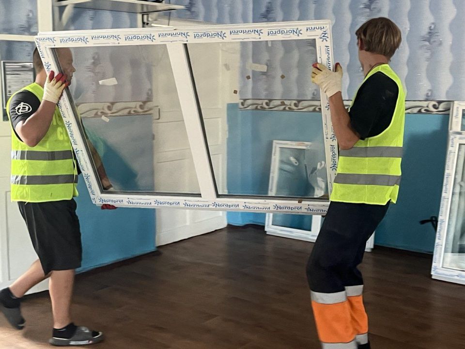 Специалисты из Республики Башкортостан приступили к работам по замене оконных блоков в Софиевской школе № 27 Специалисты из Республики Башкортостан приступили к работам по замене оконных блоков в Софиевской школе № 27