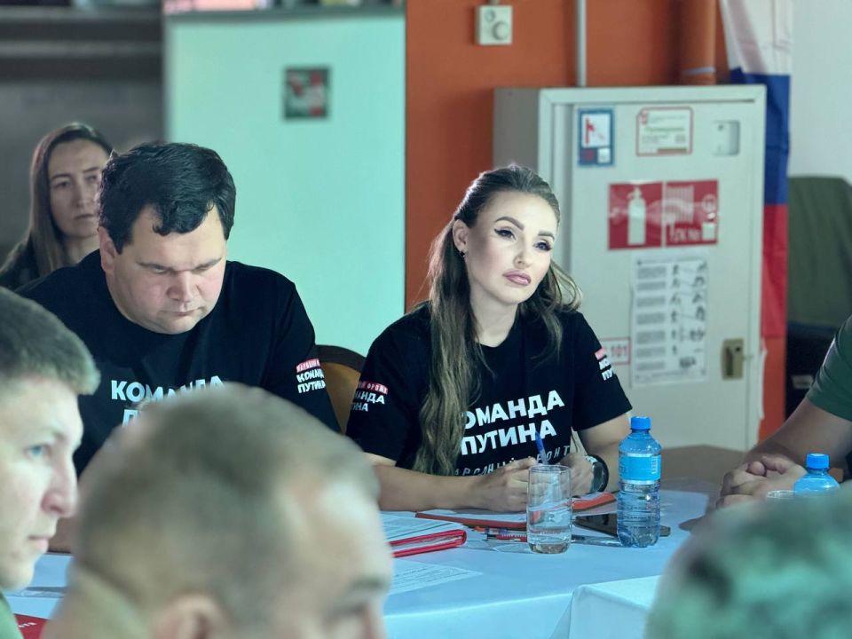 Сегодня в ДНР состоялась рабочая встреча заместителей Руководителя Исполкома Народного фронта Сергея Соколова и Владимира Тараненко с руководителями региональных отделений Народного фронта ЛНР, ДНР, Запорожской и Херсонской... Сегодня в ДНР состоялась рабочая встреча заместителей Руководителя Исполкома Народного фронта Сергея Соколова и Владимира Тараненко с руководителями региональных отделений Народного фронта ЛНР, ДНР, Запорожской и Херсонской...