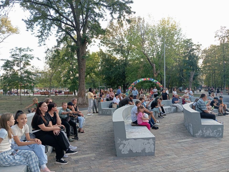 16 августа в парке имени «Молодой гвардии» вокально-инструментальный ансамбль "Лирика" (ДК имени Воровского поселка Изварино) подарил горожанам незабываемый вечерний концерт 16 августа в парке имени «Молодой гвардии» вокально-инструментальный ансамбль "Лирика" (ДК имени Воровского поселка Изварино) подарил горожанам незабываемый вечерний концерт