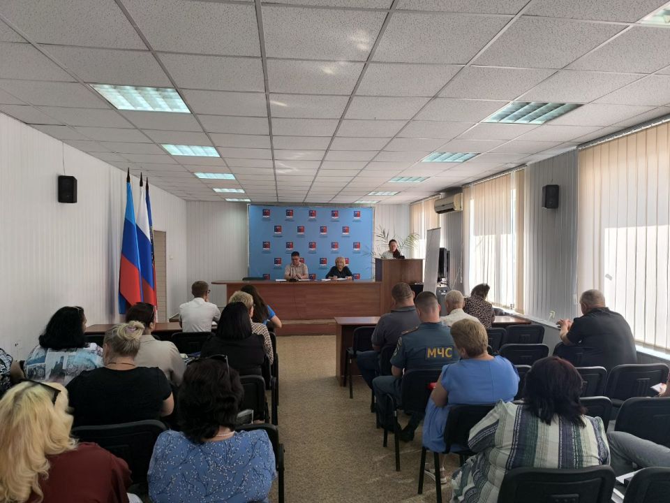 Альберт Зинченко: Сегодня совместно с председателем Совета Станично-Луганского муниципального округа Татьяной Пономаревой провели аппаратное совещание с руководителями структурных подразделений, учреждений и предприятий... Альберт Зинченко: Сегодня совместно с председателем Совета Станично-Луганского муниципального округа Татьяной Пономаревой провели аппаратное совещание с руководителями структурных подразделений, учреждений и предприятий...