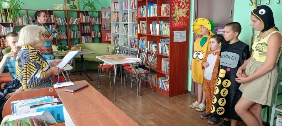 В жаркие летние дни Новоайдарская центральная библиотека организовала увлекательное мероприятие под названием «Что читают звезды!» В жаркие летние дни Новоайдарская центральная библиотека организовала увлекательное мероприятие под названием «Что читают звезды!»