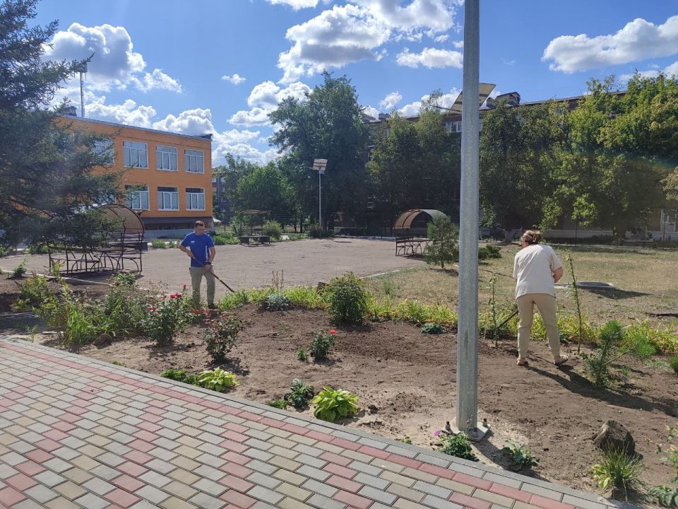 Единороссы Первомайска помогают подготовиться школам к новому учебному году Единороссы Первомайска помогают подготовиться школам к новому учебному году