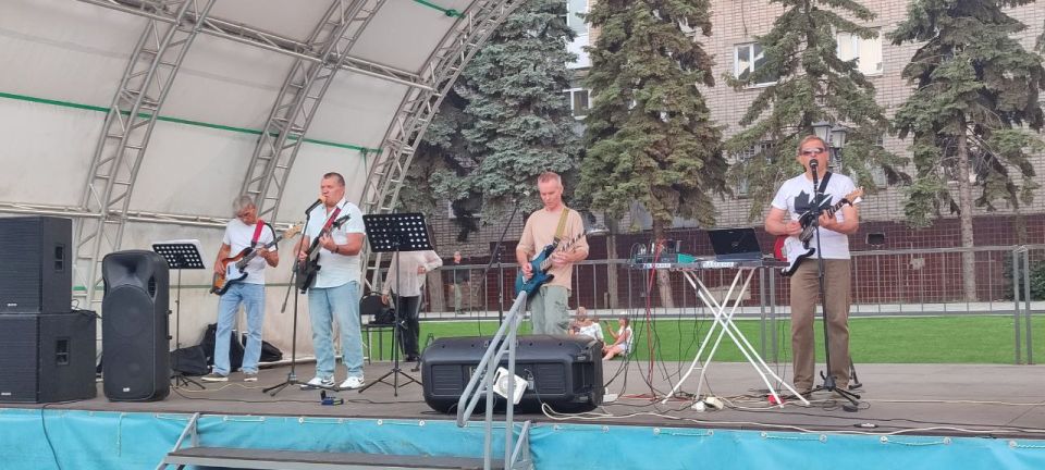 Вечерняя суббота в городе Антрацит уже традиционно прошла под звуки музыки Вечерняя суббота в городе Антрацит уже традиционно прошла под звуки музыки