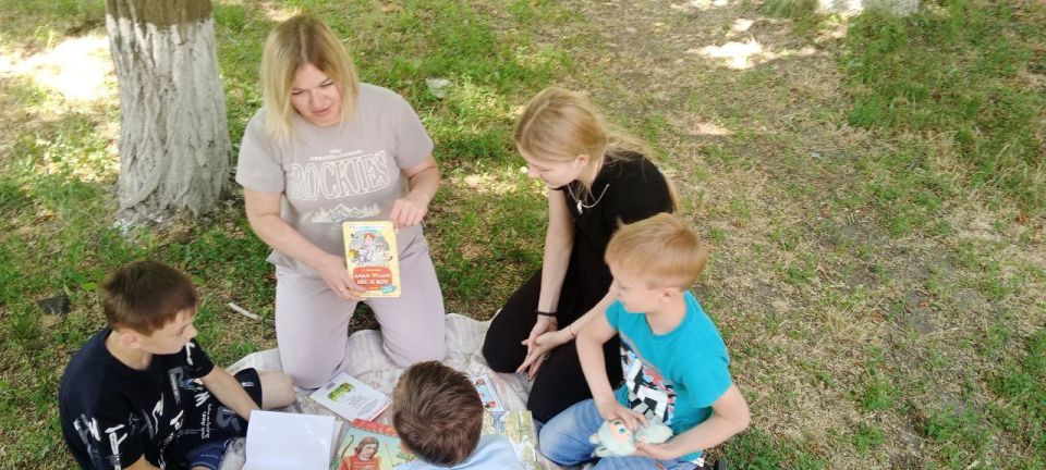 Лето, книги и природа: библиотекари Черниговского и Кленового дарят детям радость чтения! Лето, книги и природа: библиотекари Черниговского и Кленового дарят детям радость чтения!