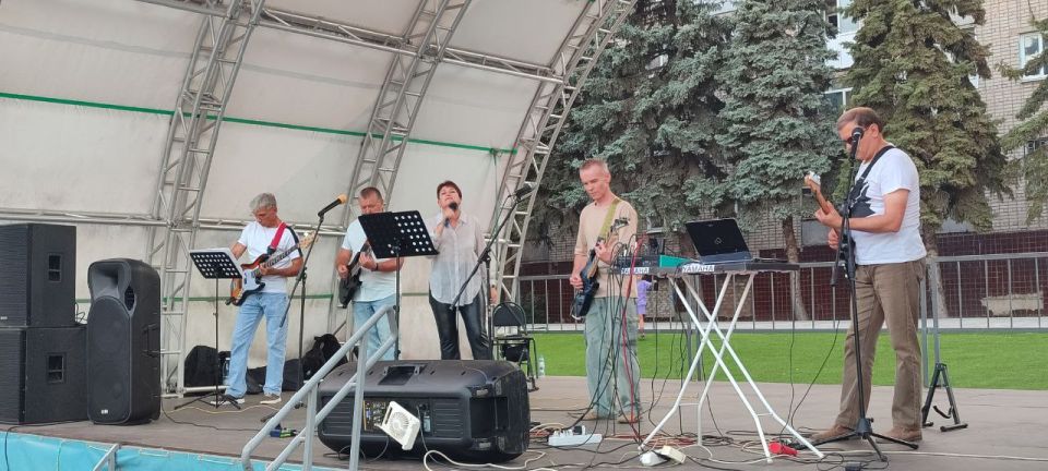 Вечерняя суббота в городе Антрацит уже традиционно прошла под звуки музыки Вечерняя суббота в городе Антрацит уже традиционно прошла под звуки музыки
