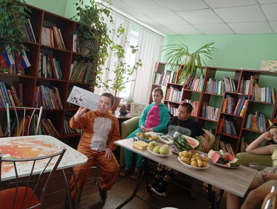 В жаркие летние дни Новоайдарская центральная библиотека организовала увлекательное мероприятие под названием «Что читают звезды!» В жаркие летние дни Новоайдарская центральная библиотека организовала увлекательное мероприятие под названием «Что читают звезды!»