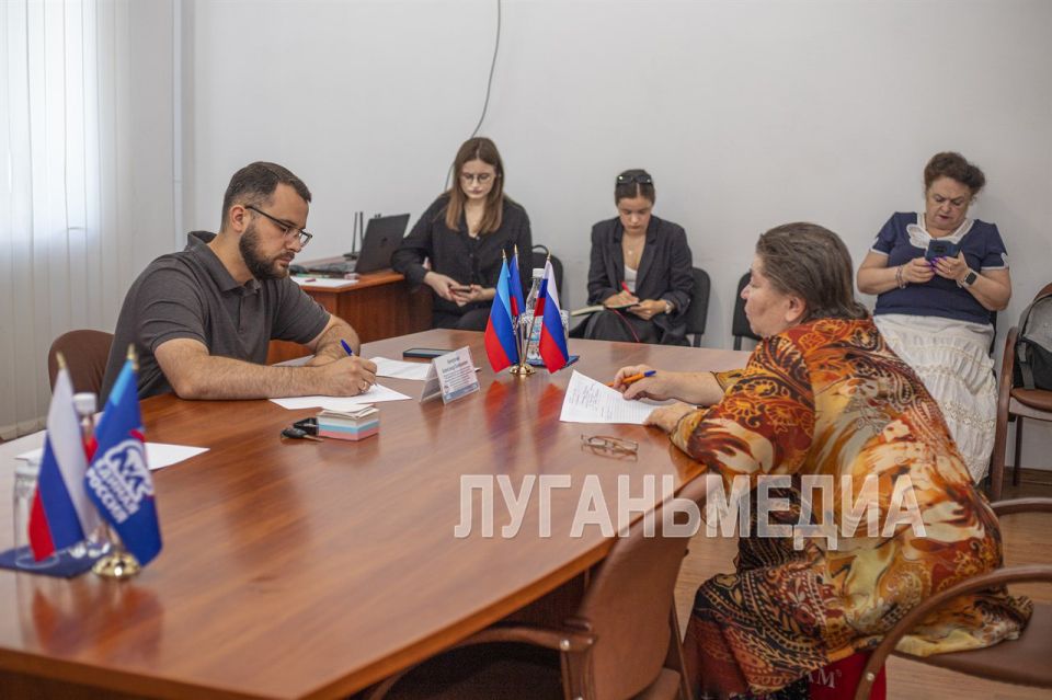 Депутат Народного Совета ЛНР Александр Криеренко провел прием граждан в Луганске Депутат Народного Совета ЛНР Александр Криеренко провел прием граждан в Луганске