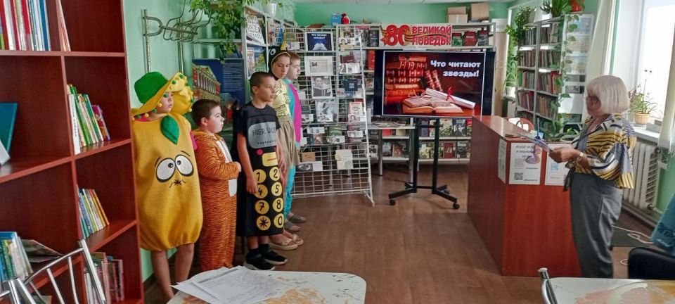 В жаркие летние дни Новоайдарская центральная библиотека организовала увлекательное мероприятие под названием «Что читают звезды!» В жаркие летние дни Новоайдарская центральная библиотека организовала увлекательное мероприятие под названием «Что читают звезды!»