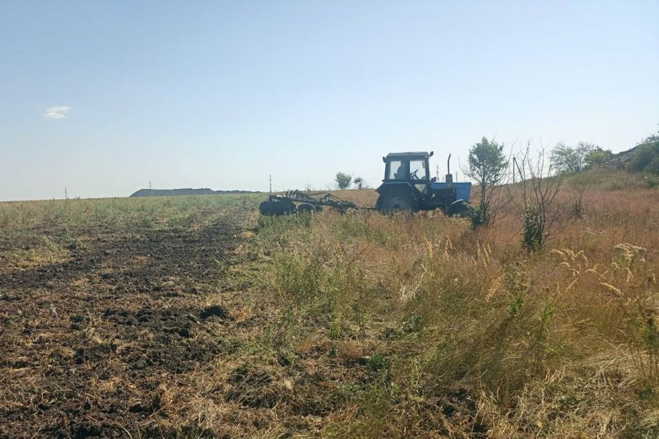 Обновление противопожарных минерализованных полос проводится в пгт Ленинский Обновление противопожарных минерализованных полос проводится в пгт Ленинский