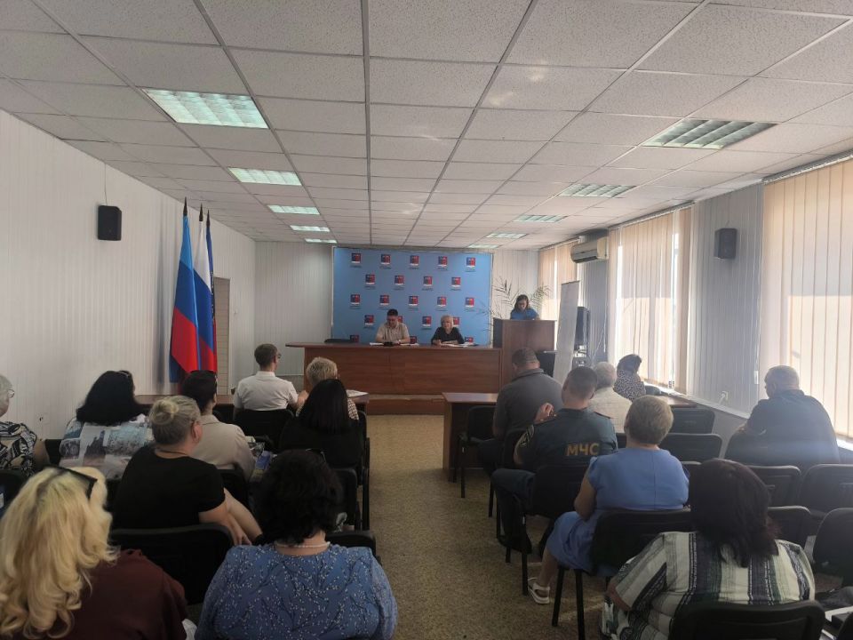 Альберт Зинченко: Сегодня совместно с председателем Совета Станично-Луганского муниципального округа Татьяной Пономаревой провели аппаратное совещание с руководителями структурных подразделений, учреждений и предприятий... Альберт Зинченко: Сегодня совместно с председателем Совета Станично-Луганского муниципального округа Татьяной Пономаревой провели аппаратное совещание с руководителями структурных подразделений, учреждений и предприятий...