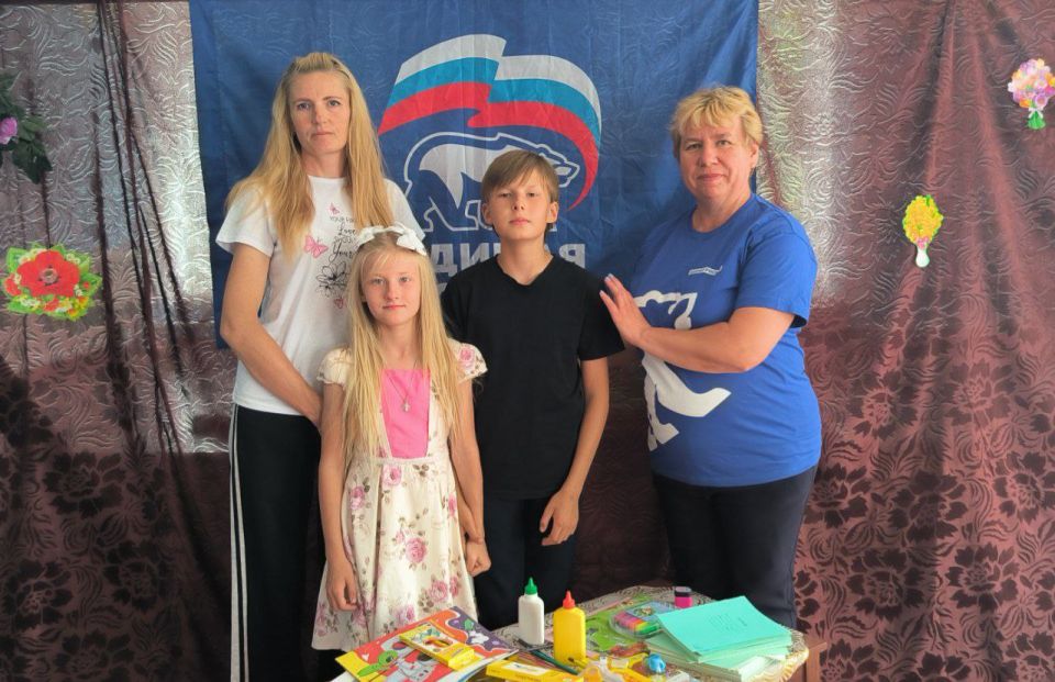 В рамках партийного проекта "Новая школа" юные краснолучане получают от депутатов и активистов Единой России наборы по Всероссийской акции «Собери ребенка в школу» В рамках партийного проекта "Новая школа" юные краснолучане получают от депутатов и активистов Единой России наборы по Всероссийской акции «Собери ребенка в школу»