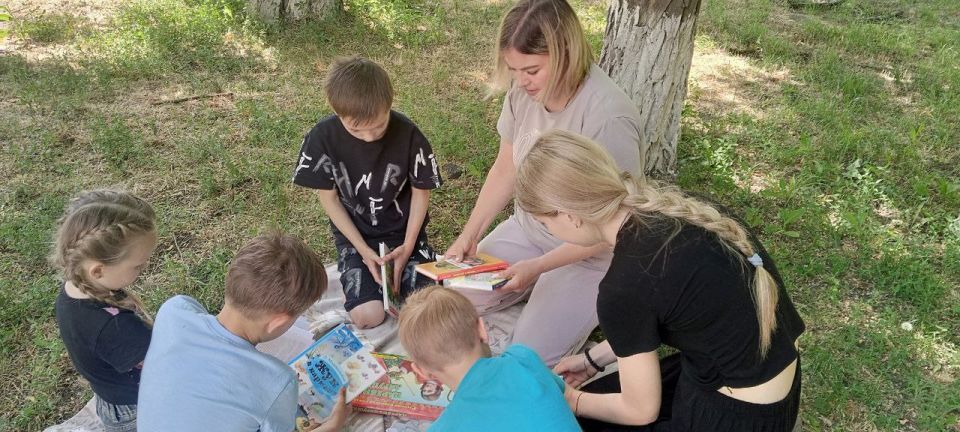 Лето, книги и природа: библиотекари Черниговского и Кленового дарят детям радость чтения! Лето, книги и природа: библиотекари Черниговского и Кленового дарят детям радость чтения!
