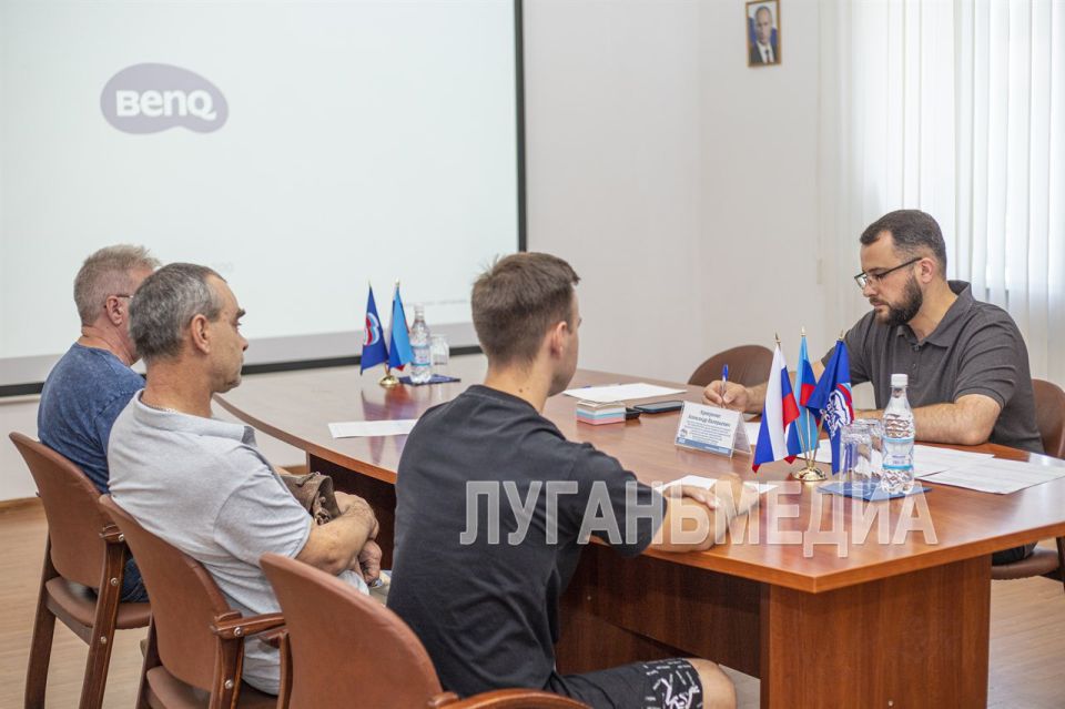 Депутат Народного Совета ЛНР Александр Криеренко провел прием граждан в Луганске Депутат Народного Совета ЛНР Александр Криеренко провел прием граждан в Луганске