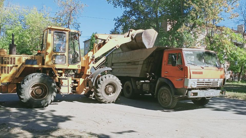 Коммунальные службы Стаханова вывезли за день 300 м мусора Коммунальные службы Стаханова вывезли за день 300 м мусора