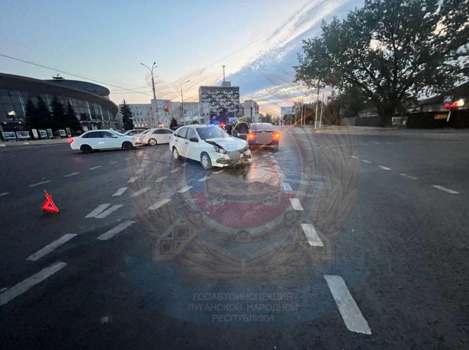 В Луганске сотрудники Госавтоинспекции устанавливают обстоятельства ДТП, в котором пострадал несовершеннолетний пассажир