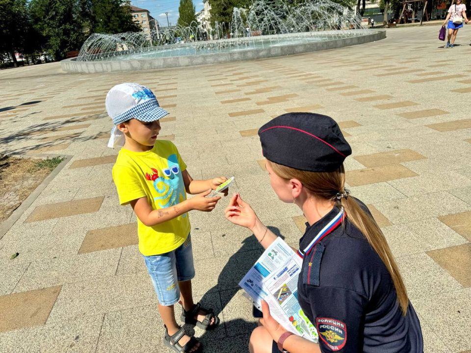 Сотрудники Центра ДиТН, ПБДД ГИБДД МВД по ЛНР напомнили юным луганчанам о безопасности на дороге Сотрудники Центра ДиТН, ПБДД ГИБДД МВД по ЛНР напомнили юным луганчанам о безопасности на дороге