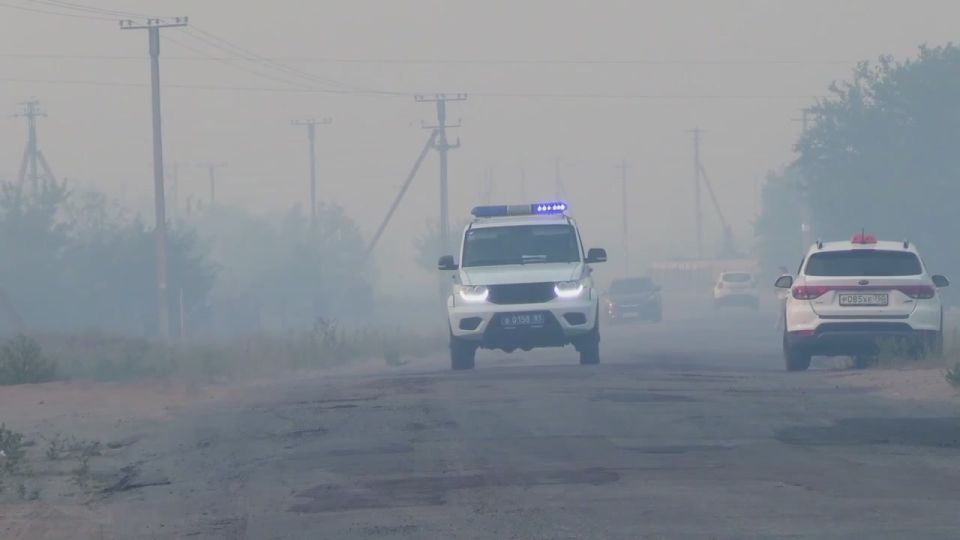 Полицейские ЛНР оказывают помощь жителям объятых огнём дачных массивов в Станично-Луганском округе