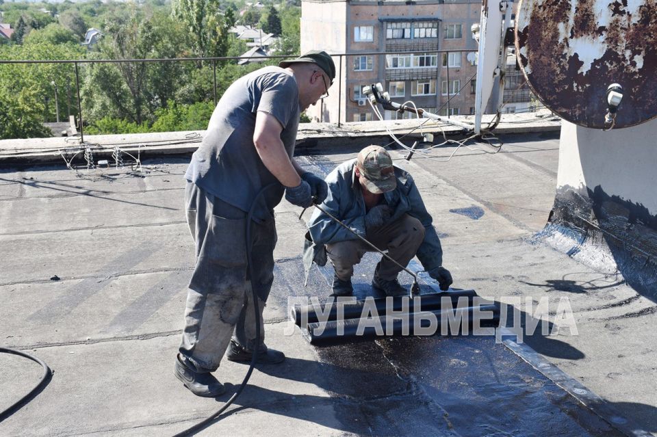 В Красном Луче восстанавливают кровлю многоэтажек В Красном Луче восстанавливают кровлю многоэтажек