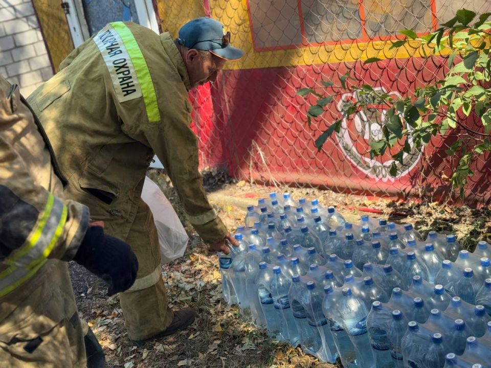 Народный фронт ЛНР привез более 300 литров питьевой воды и свыше 400 килограммов продуктов питания, средств личной гигиены в Станично-Луганский район Народный фронт ЛНР привез более 300 литров питьевой воды и свыше 400 килограммов продуктов питания, средств личной гигиены в Станично-Луганский район