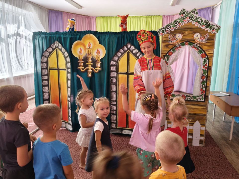 "Театр на колесах" подарил праздник детям Хрящеватого "Театр на колесах" подарил праздник детям Хрящеватого