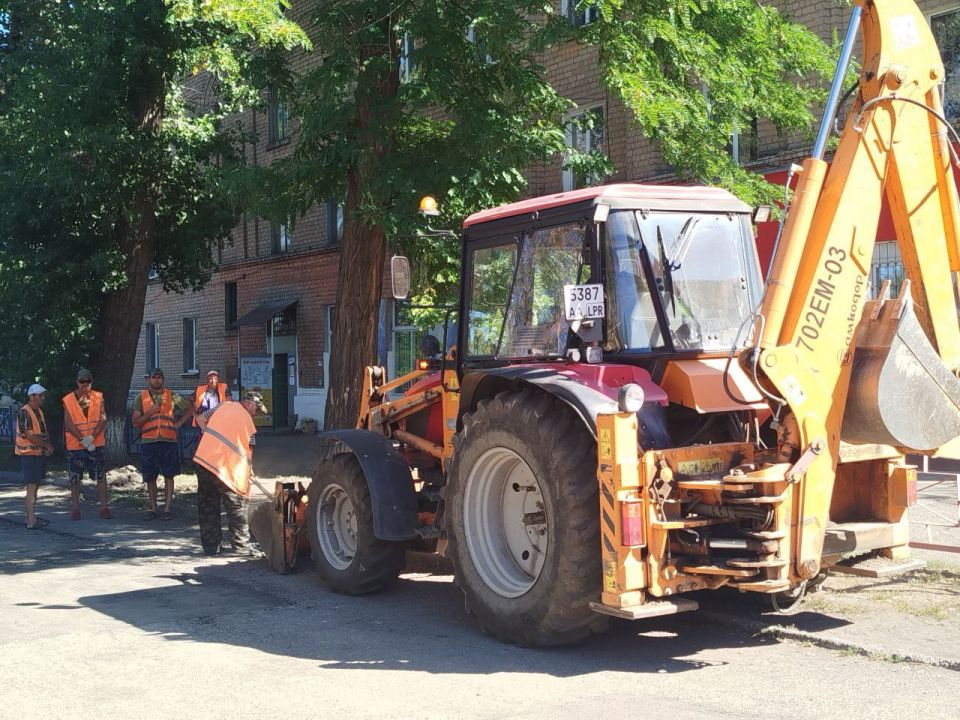 В Брянке активно продолжается ямочный ремонт асфальтированного покрытия в отдаленных жилмассивах города за счет бюджетных средств В Брянке активно продолжается ямочный ремонт асфальтированного покрытия в отдаленных жилмассивах города за счет бюджетных средств