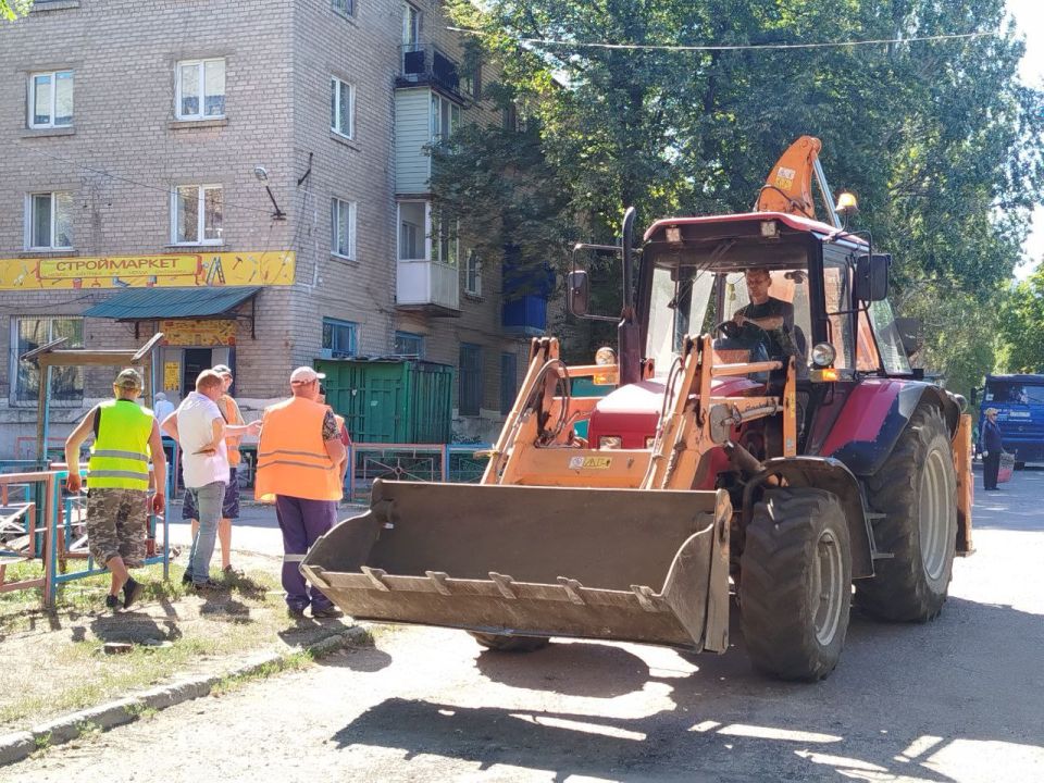 В Брянке активно продолжается ямочный ремонт асфальтированного покрытия в отдаленных жилмассивах города за счет бюджетных средств В Брянке активно продолжается ямочный ремонт асфальтированного покрытия в отдаленных жилмассивах города за счет бюджетных средств