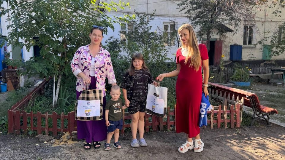 В рамках ежегодной акции «Единой России» под названием «Собери ребенка в школу», 19 августа текущего года сотрудники отдела жизнеобеспечения пгт Дзержинский и активисты первичного отделения Всероссийской политической партии... В рамках ежегодной акции «Единой России» под названием «Собери ребенка в школу», 19 августа текущего года сотрудники отдела жизнеобеспечения пгт Дзержинский и активисты первичного отделения Всероссийской политической партии...