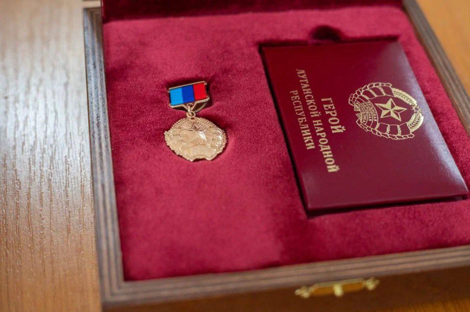 Леонид Пасечник присвоил звание Героя ЛНР двоим защитникам Отечества Леонид Пасечник присвоил звание Героя ЛНР двоим защитникам Отечества