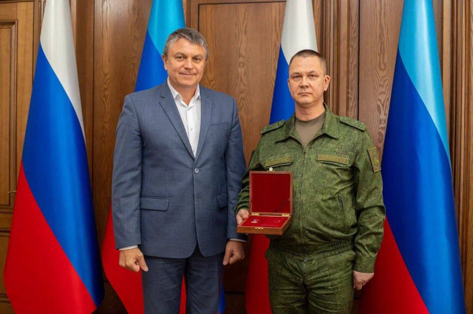 Леонид Пасечник присвоил звание Героя ЛНР двоим защитникам Отечества Леонид Пасечник присвоил звание Героя ЛНР двоим защитникам Отечества