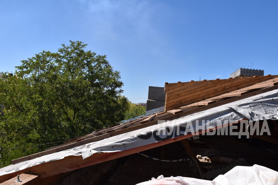 В Алчевске продолжается обновление кровель многоквартирных домов В Алчевске продолжается обновление кровель многоквартирных домов