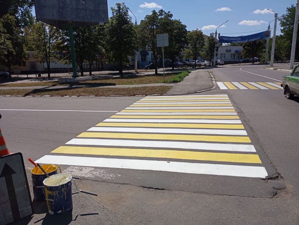 Коммунальщики продолжают работы на территории города Коммунальщики продолжают работы на территории города