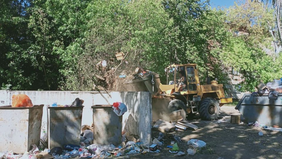 Коммунальные службы Стаханова вывезли за день 300 м мусора Коммунальные службы Стаханова вывезли за день 300 м мусора