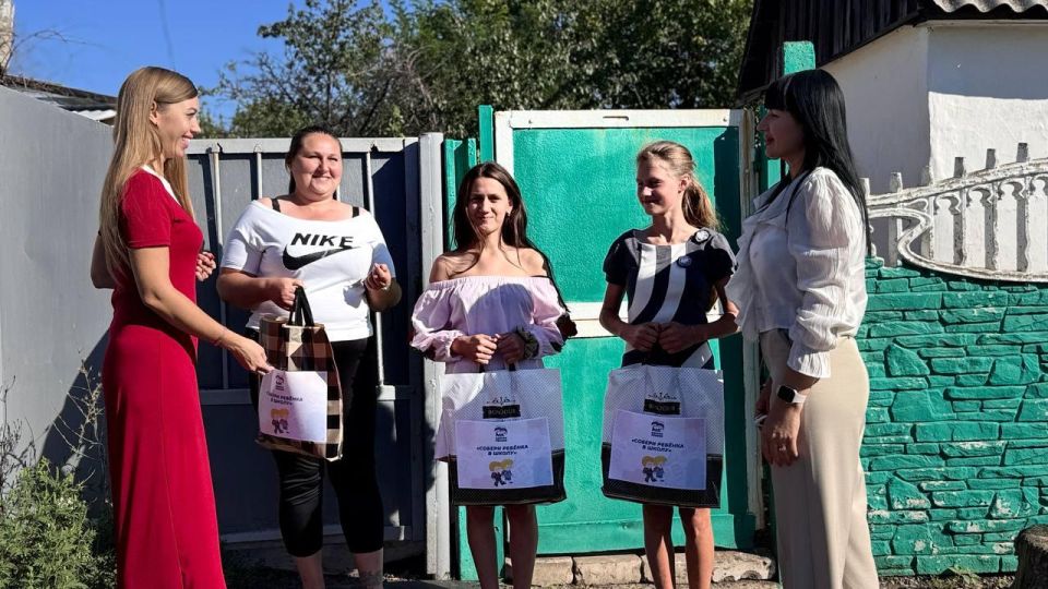 В рамках ежегодной акции «Единой России» под названием «Собери ребенка в школу», 19 августа текущего года сотрудники отдела жизнеобеспечения пгт Дзержинский и активисты первичного отделения Всероссийской политической партии... В рамках ежегодной акции «Единой России» под названием «Собери ребенка в школу», 19 августа текущего года сотрудники отдела жизнеобеспечения пгт Дзержинский и активисты первичного отделения Всероссийской политической партии...
