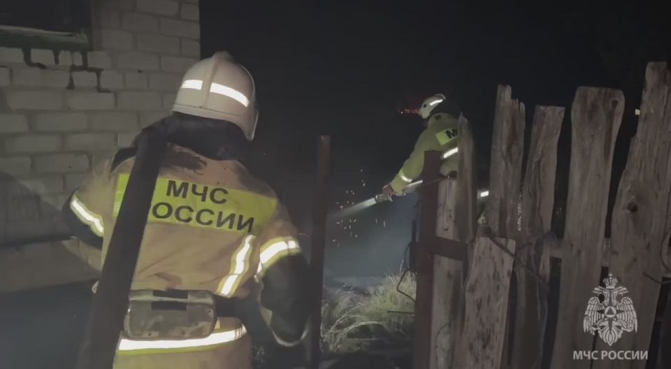В Станично-Луганском районе сотрудники МЧС России непрерывно тушат природный пожар